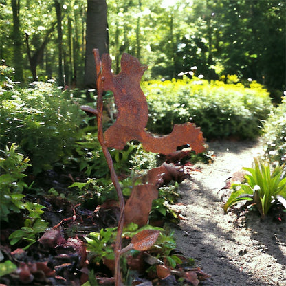 Rusty Squirrel Garden Decoration from Fig and Rose